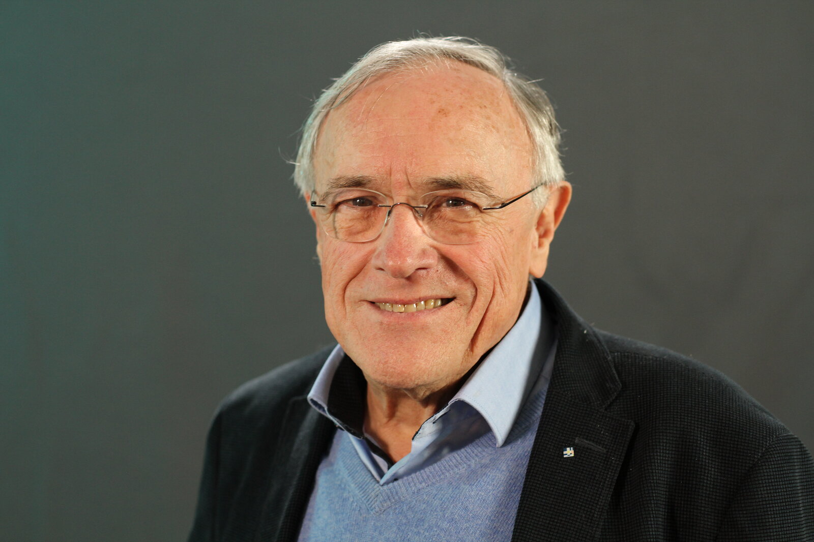Ein Mann mit Brille lächelt in die Kamera.