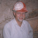 Mann mit Helm bei seiner archäologischen Arbeit