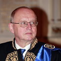 Ein Mann mit Brille schaut nach rechts.