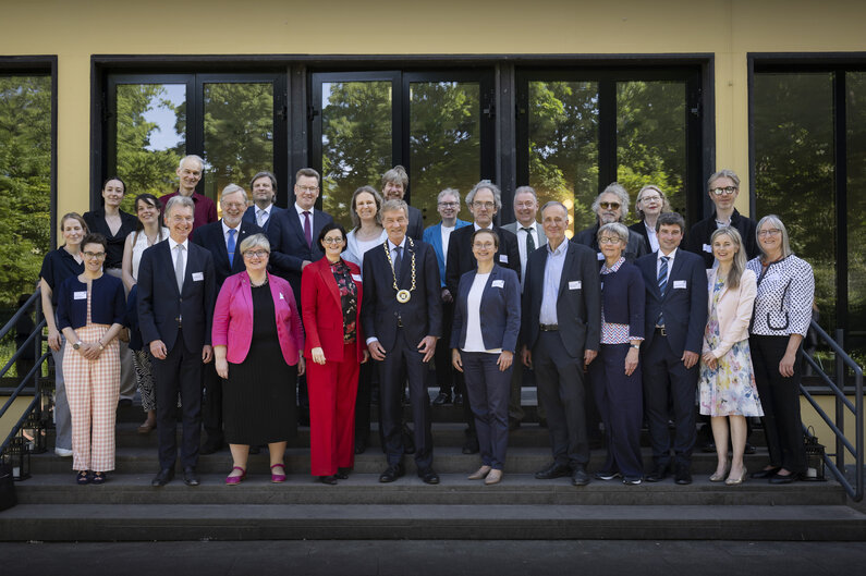 Eine Gruppe von Frauen und Männer posiert für ein Foto.