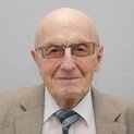Ein Mann mit Brille schaut freundlich in die Kamera.