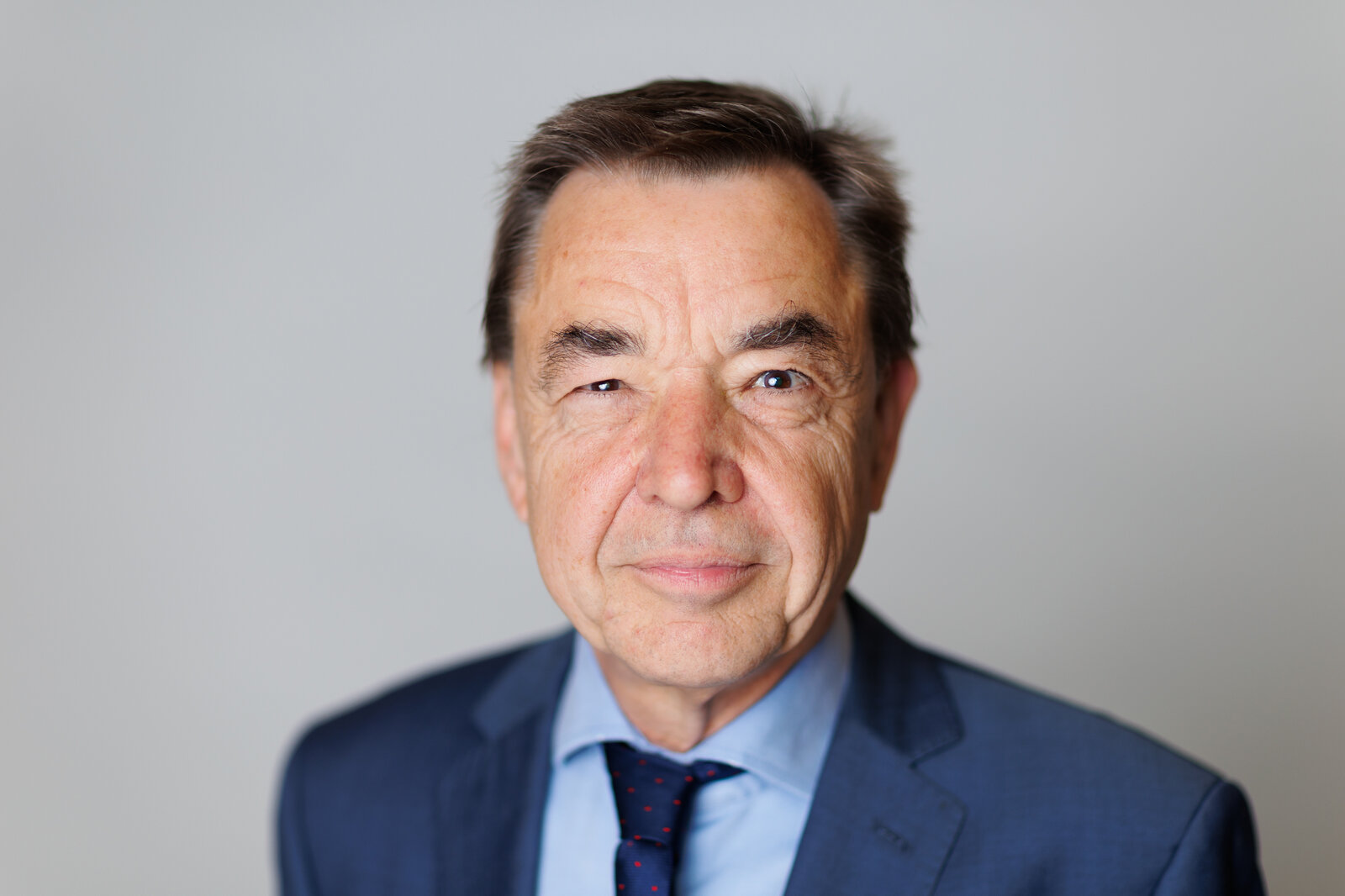 Mann schaut ernst in die Kamera.