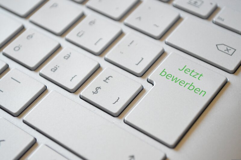 Eine Tastatur. Auf einer Taste steht "Jetzt bewerben".