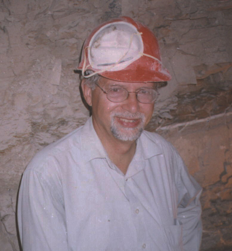 Mann mit Helm bei seiner archäologischen Arbeit