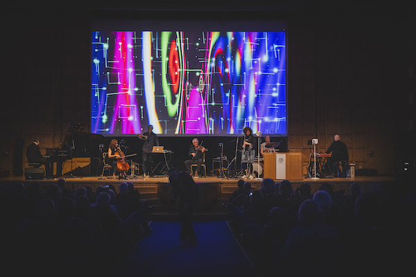 Musikerinnen und Musiker auf einer Bühne