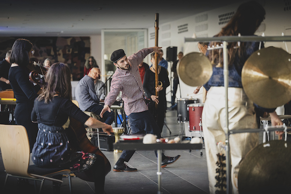 Im Foyer der Akademie machen Musikerinnen und Musiker gemeinsam intuitive Musik.